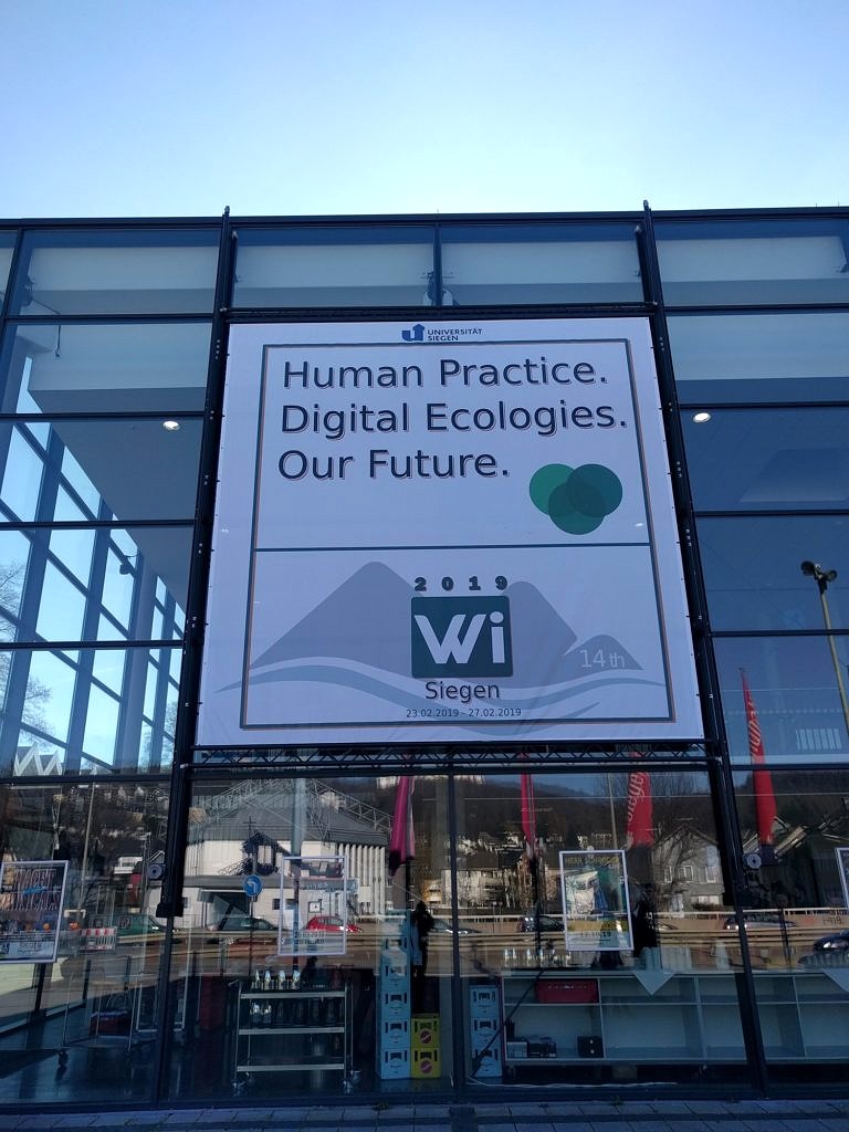 Wie und warum rechtfertigen Menschen Massenüberwachung durch Technologie?