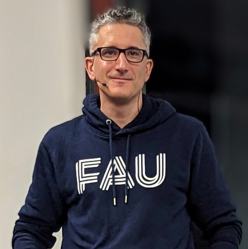 Ein Bild das Professor Sven Laumer im FAU-Hoodie zeigt.